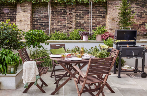 Taman dengan area barbekyu dan ruang duduk